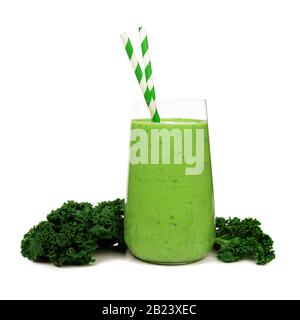 Grüner Smoothie in einem Glastumbler mit auf weißem Hintergrund isolierten Kale- und Papierstraten Stockfoto