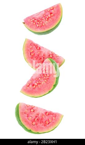 Isolierte Guava-Schichten. Vier Keile von grün-rosafarbenen Guava-Früchten isoliert auf weißem Hintergrund mit Beschneidungspfad Stockfoto