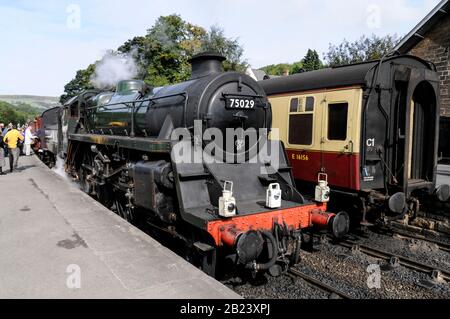 Die Dampflok Nr. 75029 ist "The Green Knight" am Bahnhof Grosmont, Teil der NYMR (North Yorkshire Moors Railway) in North Yorkshire, B Stockfoto