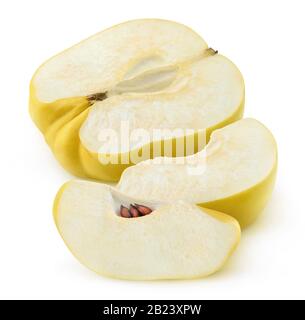 Isolierte Quitte. Eine frische Quitten Frucht mit großen Blatt isoliert auf weißem backfround mit Freistellungspfad Stockfoto