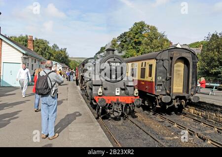 Die Dampflok Nr. 75029 ist "The Green Knight" am Bahnhof Grosmont, Teil der NYMR (North Yorkshire Moors Railway) in North Yorkshire, B Stockfoto