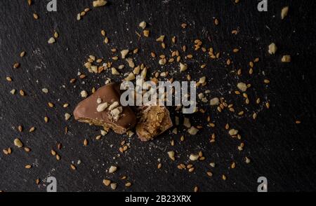 Hausgemachte Karamell belgische Pralinen auf dunklem Hintergrund Stockfoto