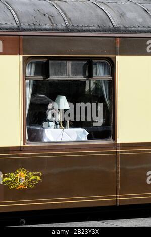 Ein brauner und cremefarbener "Pullman"-Restaurantwagen der North Yorkshire Railway (NYMR) in North Yorkshire, Großbritannien. Das Speisewagen ist für die Spezifikation bestimmt Stockfoto