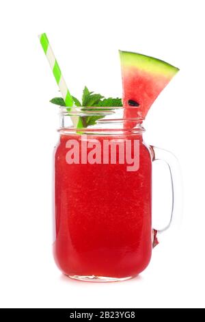 Wassermelonensaft in einem Maurerglas, isoliert auf weißem Grund Stockfoto