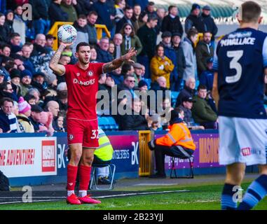 London, Großbritannien. Februar 2020. Bristol CityÕs Pedro Pereira greift gegen Millwall. Credit: Claire Jeffrey/One Up Top/Alamy Live News Stockfoto