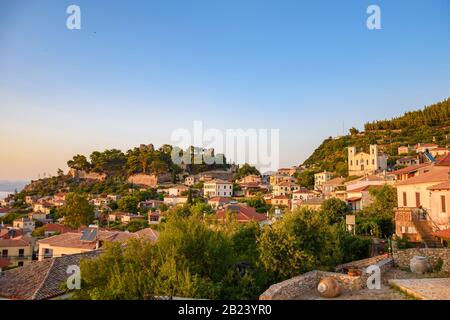 Atemberaubender Blick auf die Burg bei Sonnenuntergang über der malerischen Küstenstadt Kyparissia. Das Hotel liegt im Nordwesten von Messenia, Peloponnes, Griechenland, Europa. Stockfoto