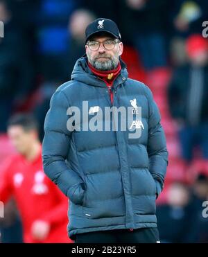Liverpooler Trainer Jurgen Klopp wacht vor Beginn des Premier-League-Spiels an der Vicarage Road, Watford, über die Vorspiel-Aufwärmphase. Stockfoto