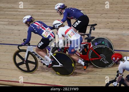 Das Veledrom, Berlin Deutschland. Februar 2020. Neah Evans vom Team Great Britain und Jennifer Valente mit Megan Jastrab vom Team USA Crash, während sie am 4. Tag der Rennrodel-Weltmeisterschaft der Radfahrer im madison Der Frauen auf Dem Veledrom in Berlin gegeneinander antreten. 29. Februar 2020 (Foto von Mitchell Gunn/Espa-Images) Credit: European Sports Photographic Agency/Alamy Live News Stockfoto