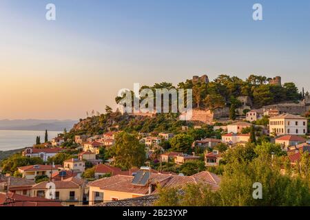 Atemberaubender Blick auf die Burg bei Sonnenuntergang über der malerischen Küstenstadt Kyparissia. Das Hotel liegt im Nordwesten von Messenia, Peloponnes, Griechenland, Europa. Stockfoto