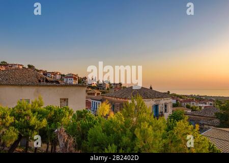 Atemberaubender Blick auf die Burg bei Sonnenuntergang über der malerischen Küstenstadt Kyparissia. Das Hotel liegt im Nordwesten von Messenia, Peloponnes, Griechenland, Europa. Stockfoto