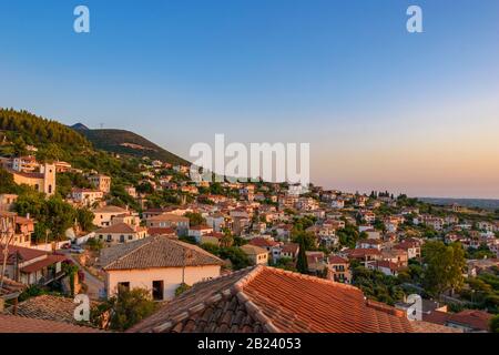 Atemberaubender Blick auf die Burg bei Sonnenuntergang über der malerischen Küstenstadt Kyparissia. Das Hotel liegt im Nordwesten von Messenia, Peloponnes, Griechenland, Europa. Stockfoto