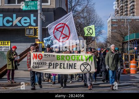 USA. Februar 2020. Gemeindemitglieder aus ganz North Brooklyn schlossen sich der Klimagisten-Gruppe Extinction Rebellion NYC bei einer Kundgebung an der Manhattan Avenue und Moore Street nahe der Baustelle des umstrittenen Projekts Metropolitan Reliability Infrastructure (MRI) von National Grid an, das den Bau für den Tag am 29. Februar 2020 wieder abschaltet. Die Gemeinde fordert einen sofortigen, ständigen Baustopp und Bürgermeister De Blasio sowie Gouverneur Cuomo auf, sich gegen das Projekt zu wehren. (Foto von Erik McGregor/Sipa USA) Credit: SIPA USA/Alamy Live News Stockfoto