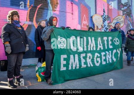 USA. Februar 2020. Gemeindemitglieder aus ganz North Brooklyn schlossen sich der Klimagisten-Gruppe Extinction Rebellion NYC bei einer Kundgebung an der Manhattan Avenue und Moore Street nahe der Baustelle des umstrittenen Projekts Metropolitan Reliability Infrastructure (MRI) von National Grid an, das den Bau für den Tag am 29. Februar 2020 wieder abschaltet. Die Gemeinde fordert einen sofortigen, ständigen Baustopp und Bürgermeister De Blasio sowie Gouverneur Cuomo auf, sich gegen das Projekt zu wehren. (Foto von Erik McGregor/Sipa USA) Credit: SIPA USA/Alamy Live News Stockfoto