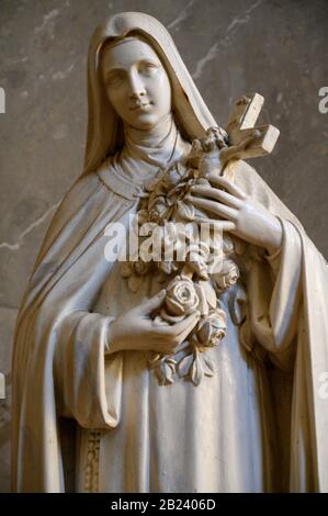 Saint Thérèse von Lisieux. Stephanskirche in Pápa, Ungarn. Stockfoto