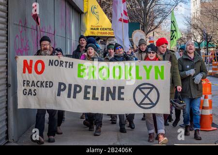 USA. Februar 2020. Gemeindemitglieder aus ganz North Brooklyn schlossen sich der Klimagisten-Gruppe Extinction Rebellion NYC bei einer Kundgebung an der Manhattan Avenue und Moore Street nahe der Baustelle des umstrittenen Projekts Metropolitan Reliability Infrastructure (MRI) von National Grid an, das den Bau für den Tag am 29. Februar 2020 wieder abschaltet. Die Gemeinde fordert einen sofortigen, ständigen Baustopp und Bürgermeister De Blasio sowie Gouverneur Cuomo auf, sich gegen das Projekt zu wehren. (Foto von Erik McGregor/Sipa USA) Credit: SIPA USA/Alamy Live News Stockfoto