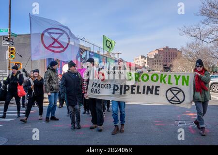 USA. Februar 2020. Gemeindemitglieder aus ganz North Brooklyn schlossen sich der Klimagisten-Gruppe Extinction Rebellion NYC bei einer Kundgebung an der Manhattan Avenue und Moore Street nahe der Baustelle des umstrittenen Projekts Metropolitan Reliability Infrastructure (MRI) von National Grid an, das den Bau für den Tag am 29. Februar 2020 wieder abschaltet. Die Gemeinde fordert einen sofortigen, ständigen Baustopp und Bürgermeister De Blasio sowie Gouverneur Cuomo auf, sich gegen das Projekt zu wehren. (Foto von Erik McGregor/Sipa USA) Credit: SIPA USA/Alamy Live News Stockfoto