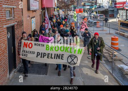 USA. Februar 2020. Gemeindemitglieder aus ganz North Brooklyn schlossen sich der Klimagisten-Gruppe Extinction Rebellion NYC bei einer Kundgebung an der Manhattan Avenue und Moore Street nahe der Baustelle des umstrittenen Projekts Metropolitan Reliability Infrastructure (MRI) von National Grid an, das den Bau für den Tag am 29. Februar 2020 wieder abschaltet. Die Gemeinde fordert einen sofortigen, ständigen Baustopp und Bürgermeister De Blasio sowie Gouverneur Cuomo auf, sich gegen das Projekt zu wehren. (Foto von Erik McGregor/Sipa USA) Credit: SIPA USA/Alamy Live News Stockfoto