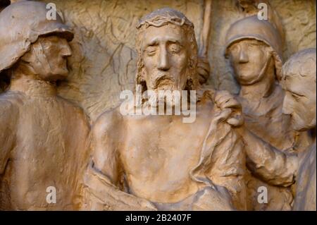 Jesus wird seiner Kleidung beraubt. Kreuzwegstation. Stephanskirche in Pápa, Ungarn. Stockfoto