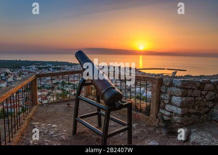 Atemberaubender Blick auf die Burg bei Sonnenuntergang über der malerischen Küstenstadt Kyparissia. Das Hotel liegt im Nordwesten von Messenia, Peloponnes, Griechenland, Europa. Stockfoto