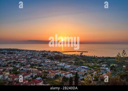 Atemberaubender Blick auf die Burg bei Sonnenuntergang über der malerischen Küstenstadt Kyparissia. Das Hotel liegt im Nordwesten von Messenia, Peloponnes, Griechenland, Europa. Stockfoto