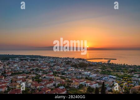 Atemberaubender Blick auf die Burg bei Sonnenuntergang über der malerischen Küstenstadt Kyparissia. Das Hotel liegt im Nordwesten von Messenia, Peloponnes, Griechenland, Europa. Stockfoto