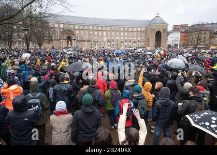 College Green, Bristol, Großbritannien. Februar 2020. Die weltbekannte Klimaschutzaktivistin Greta Thunberg nimmt an einem klima-marsch Teil, nachdem sie eine geliefert hat Stockfoto