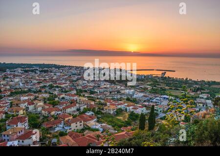 Atemberaubender Blick auf die Burg bei Sonnenuntergang über der malerischen Küstenstadt Kyparissia. Das Hotel liegt im Nordwesten von Messenia, Peloponnes, Griechenland, Europa. Stockfoto