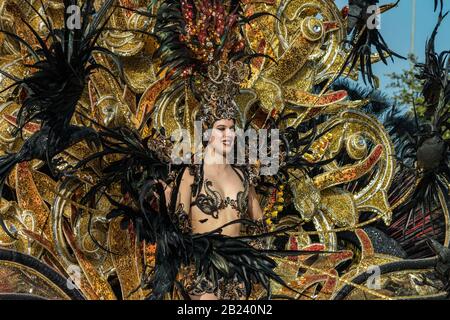 Santa CRUZ DE TENERA, SPANIEN - 25. FEBRUAR 2020: Die Coso Parade - Die Letzte Prozession des Karnevals - die zweitbeliebteste und international bekannte Parade. Stockfoto