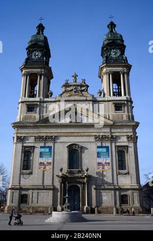 Pápa, Ungarn. 2020/2/13. Stephanuskirche im Zentrum der ungarischen Stadt Pápa. Stockfoto