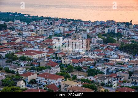 Atemberaubender Blick auf die Burg bei Sonnenuntergang über der malerischen Küstenstadt Kyparissia. Das Hotel liegt im Nordwesten von Messenia, Peloponnes, Griechenland, Europa. Stockfoto