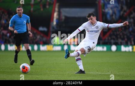 Vitality Stadium, Bournemouth, Dorset, Großbritannien. Februar 2020; Vitality Stadium, Bournemouth, Dorset, England; English Premier League Football, Bournemouth Athletic gegen Chelsea; Mason Mount of Chelsea schießt auf Tor Stockfoto