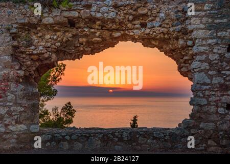 Atemberaubender Blick auf die Burg bei Sonnenuntergang über der malerischen Küstenstadt Kyparissia. Das Hotel liegt im Nordwesten von Messenia, Peloponnes, Griechenland, Europa. Stockfoto