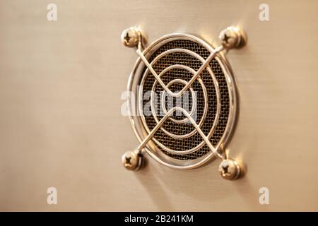 Nahgeflecht mit runden Schutzelementen befindet sich auf dem Metallgehäuse eines großen Computers für den Bergbau und eines medizinischen Komplexes. Werbefläche. Pla Stockfoto