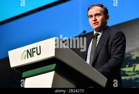 Der RT Hon George Eustice MP, Staatssekretär für Umwelt, Ernährung und ländliche Angelegenheiten, spricht auf der NFU (National Farmers Union) Conference 2020. Stockfoto