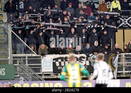 Den Haag, Niederlande. Februar 2020. Den HAAG, 29.02.2020, Cars Jeans Stadion ADO den Haag, niederländische Fußballsaison 2019/2020. Anhänger des Herakles während des Spiels ADO - Herakles . Credit: Pro Shots/Alamy Live News Credit: Pro Shots/Alamy Live News Credit: Pro Shots/Alamy Live News Stockfoto