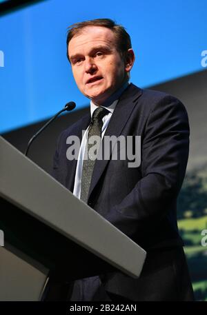 Der RT Hon George Eustice MP, Staatssekretär für Umwelt, Ernährung und ländliche Angelegenheiten, spricht auf der NFU (National Farmers Union) Conference 2020. Stockfoto