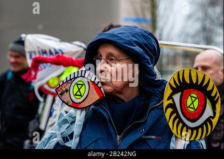 Utrechter, Niederlande. Februar 2020. Utrechter, Niederlande. Februar 2020. Eine alte Frau, die während der Demonstration zwei Augenbilder hält.Unter dem Motto: Hunderte von Klimaaktivisten gingen im Sturm zum Rathaus, um ihre fünf Forderungen zu präsentieren. Die Demonstration wurde von mehreren Klimaorganisationen organisiert, darunter Extinction Rebellion, Fridays for Future und Code Rood. Credit: Sopa Images Limited/Alamy Live News Stockfoto