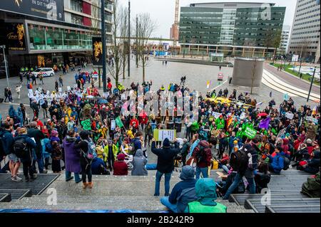 Utrechter, Niederlande. Februar 2020. Utrechter, Niederlande. Februar 2020. Die Menge der Aktivisten versammelte sich während der Demonstration am Hauptbahnhof.Unter dem Motto: Hunderte von Klimaschützern gingen im Sturm zum Rathaus, um ihre fünf Forderungen zu präsentieren. Die Demonstration wurde von mehreren Klimaorganisationen organisiert, darunter Extinction Rebellion, Fridays for Future und Code Rood. Credit: Sopa Images Limited/Alamy Live News Stockfoto