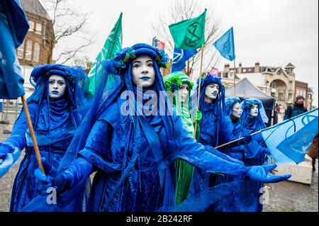 Utrechter, Niederlande. Februar 2020. Utrechter, Niederlande. Februar 2020. Die Blue Rebels von XR traten während der Demonstration auf.Unter dem Motto: Hunderte von Klimaaktivisten gingen im Sturm zur Stadtverwaltung, um ihre fünf Forderungen zu präsentieren. Die Demonstration wurde von mehreren Klimaorganisationen organisiert, darunter Extinction Rebellion, Fridays for Future und Code Rood. Credit: Sopa Images Limited/Alamy Live News Stockfoto