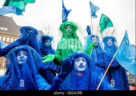 Utrechter, Niederlande. Februar 2020. Utrechter, Niederlande. Februar 2020. Die Blue Rebels von XR traten während der Demonstration auf.Unter dem Motto: Hunderte von Klimaaktivisten gingen im Sturm zur Stadtverwaltung, um ihre fünf Forderungen zu präsentieren. Die Demonstration wurde von mehreren Klimaorganisationen organisiert, darunter Extinction Rebellion, Fridays for Future und Code Rood. Credit: Sopa Images Limited/Alamy Live News Stockfoto