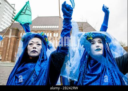 Utrechter, Niederlande. Februar 2020. Utrechter, Niederlande. Februar 2020. Die Blue Rebels von XR traten während der Demonstration auf.Unter dem Motto: Hunderte von Klimaaktivisten gingen im Sturm zur Stadtverwaltung, um ihre fünf Forderungen zu präsentieren. Die Demonstration wurde von mehreren Klimaorganisationen organisiert, darunter Extinction Rebellion, Fridays for Future und Code Rood. Credit: Sopa Images Limited/Alamy Live News Stockfoto