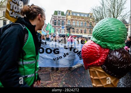 Utrechter, Niederlande. Februar 2020. Utrechter, Niederlande. Februar 2020. Eine Eisnachbildung, die während der Demonstration vor Demonstranten stand.Unter dem Motto: Hunderte von Klimaaktivisten gingen im Sturm zum Rathaus, um ihre fünf Forderungen zu präsentieren. Die Demonstration wurde von mehreren Klimaorganisationen organisiert, darunter Extinction Rebellion, Fridays for Future und Code Rood. Credit: Sopa Images Limited/Alamy Live News Stockfoto