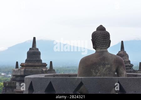 Buddha-Statue im Borobudur-Tempel Stockfoto