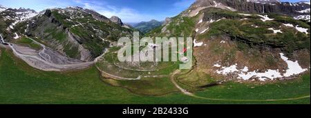 Panoramablick über die alp Geltenalp und die Berghütte Geltenhütte des Schweizer Alpenvereins, Lauenen, Berner Oberland, Kanton Bern, Schweizl Stockfoto