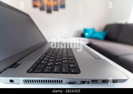 Makroansicht mit niedrigem Winkel der Laptop-Tastatur mit leerem Bildschirm auf einem Tisch Stockfoto