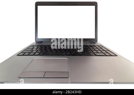 Niedrige Sicht auf einen Laptop mit leerem Bildschirm, der auf weißem Hintergrund isoliert ist Stockfoto
