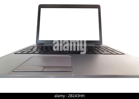 Niedrige Sicht auf einen Laptop mit leerem Bildschirm, der auf weißem Hintergrund isoliert ist Stockfoto