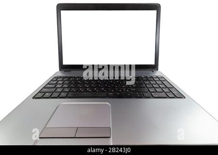 Niedrige Sicht auf einen Laptop mit leerem Bildschirm, der auf weißem Hintergrund isoliert ist Stockfoto