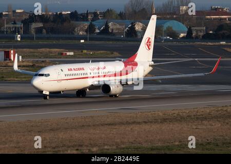 Istanbul/Türkei - 27. März 2019: Air Algerien Boeing 737-800 7T-VKK Passagierflugzeug Abflug am Flughafen Istanbul Atatürk Stockfoto