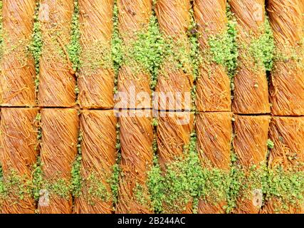 Traditionelles arabisches Dessert Kunafa mit Pistazien. Hintergrund. Stockfoto